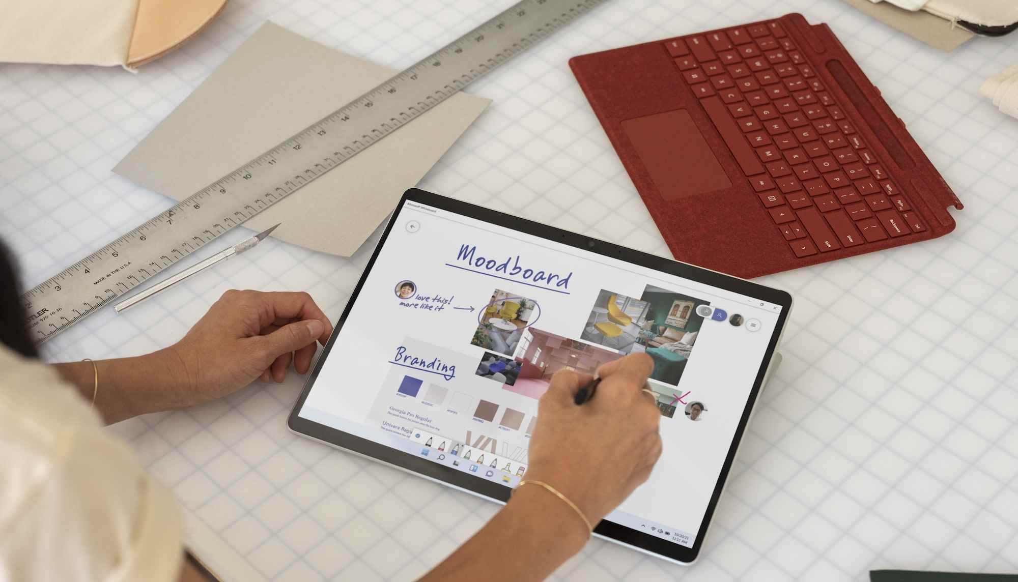 Microsoft Surface Pro X 2021'de çizim yapan kişi