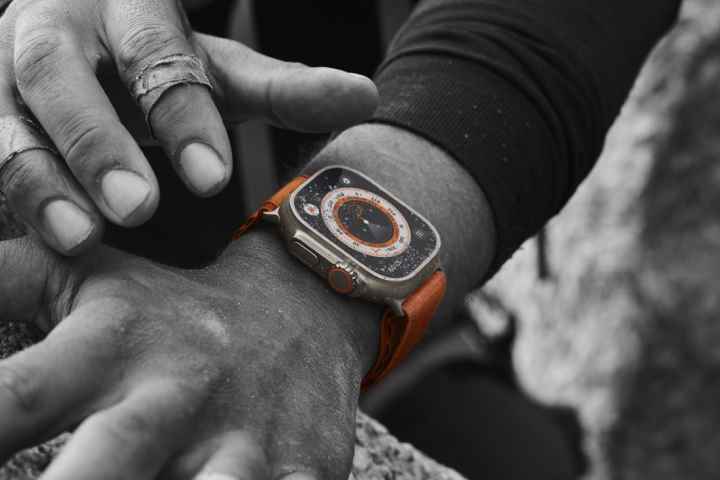 Tırmanırken Apple Watch Ultra takan biri.