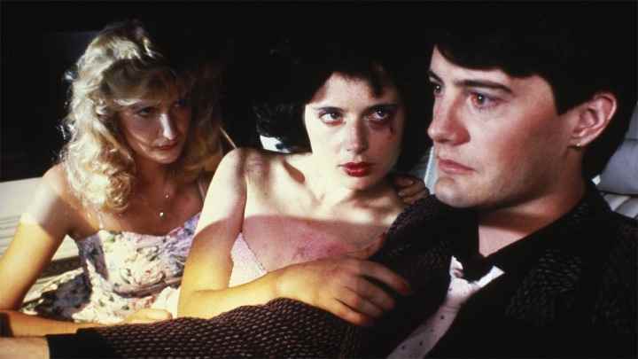 Sandy, Dorothy ve Jeffrey, Blue Velvet'te bir arabanın içinde.