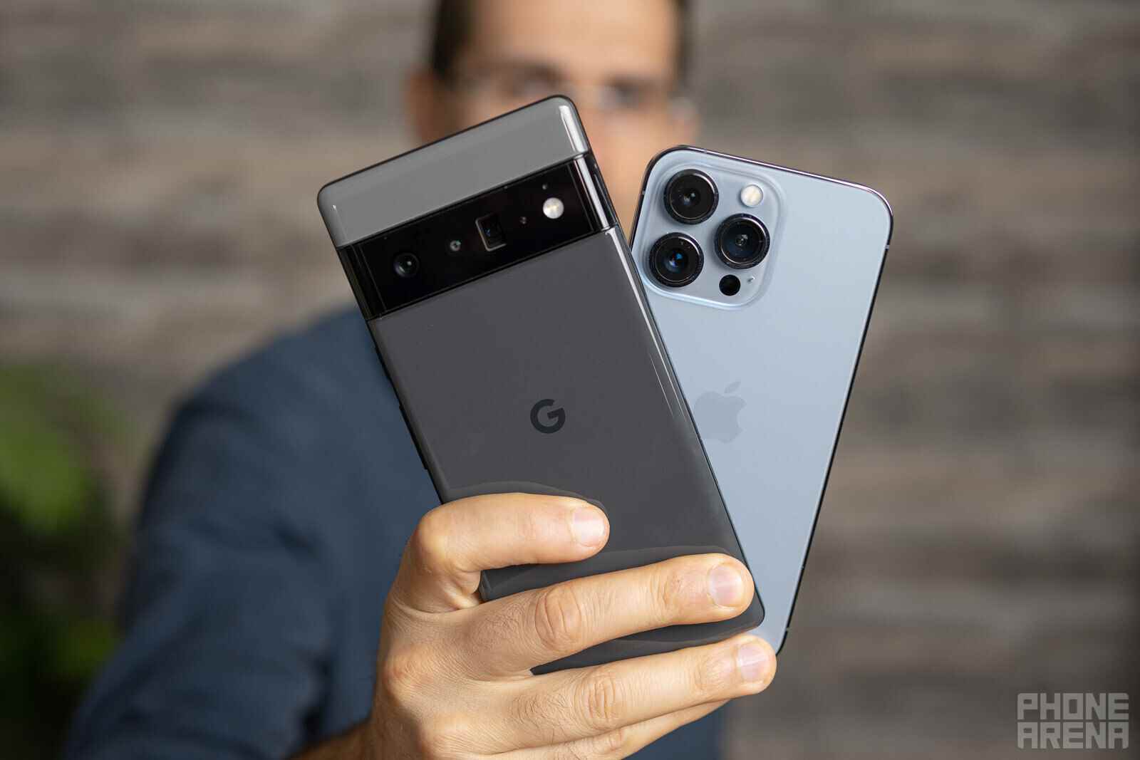 Referans için Google Pixel 6 Pro ve Apple iPhone 13 Pro - Pixel 7 Pro, iPhone 14 Pro'nun gök gürültüsünü çalma yolunda: Sayının yarısı, değerin iki katı mı?