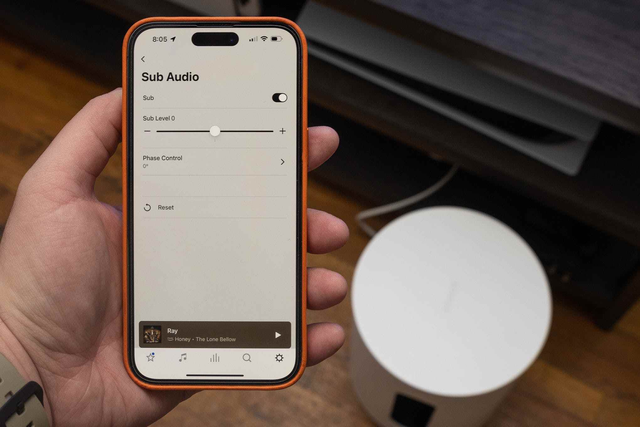 Arka planda Sonos Sub Mini bulunan bir iPhone 14 Pro Max'teki Sonos uygulamasının bir görüntüsü.