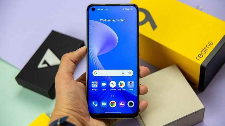 Realme 9 5G elinde.