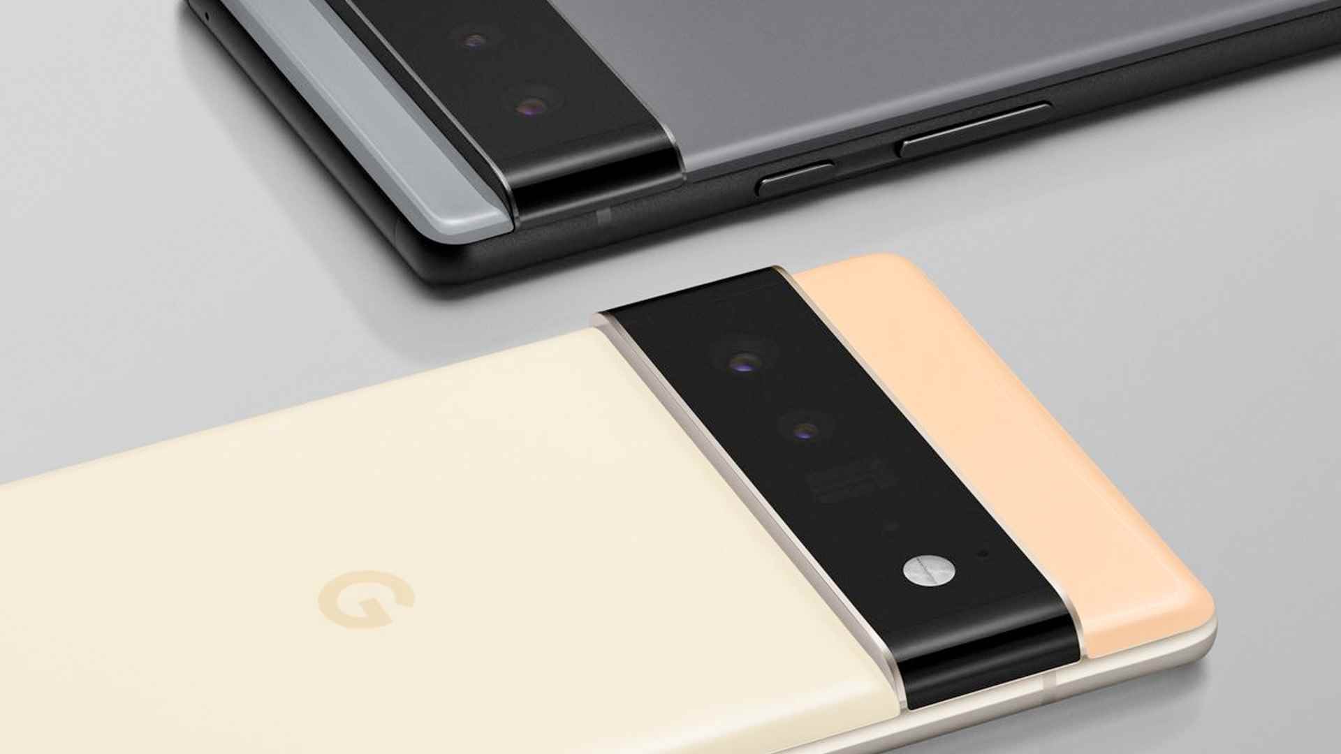 Bir yüzey üzerinde duran Google Pixel 6 akıllı telefon