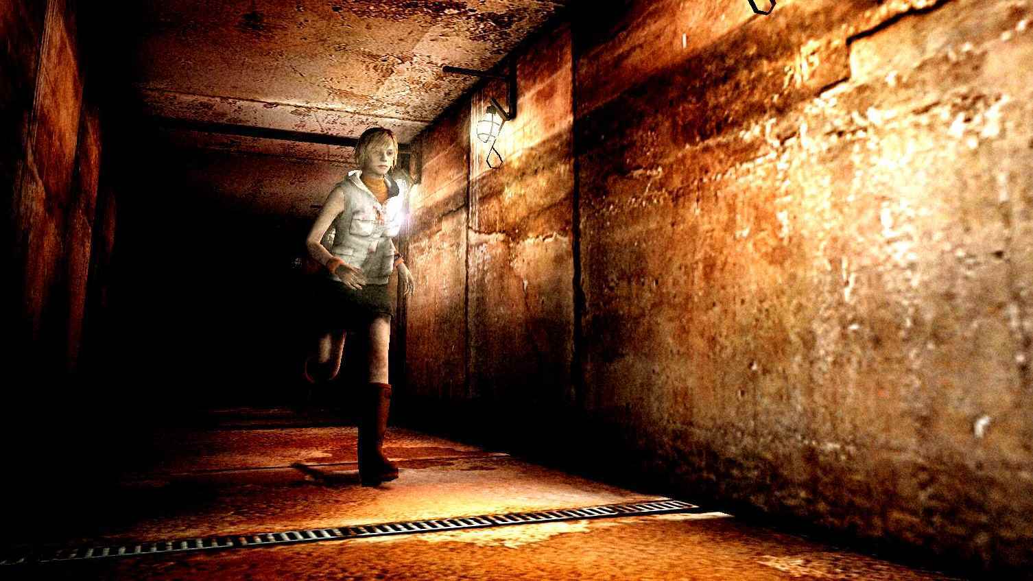 Silent Hill 3'ün Heather Mason'ı ürkütücü bir koridorda koşuyor