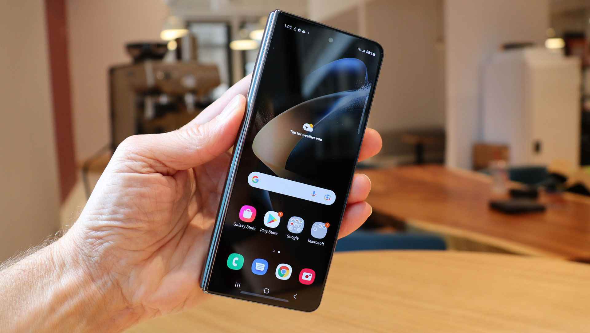 Birinin elinde ikiye katlanmış bir Samsung Galaxy Z Fold 4