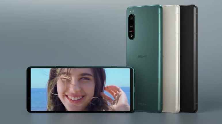 Önden ve arkadan gösterilen bir Sony Xperia 5 IV