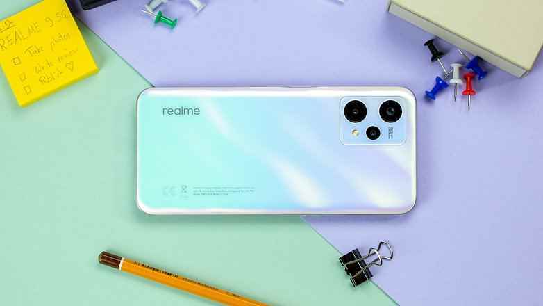 Realme 9 5G arka panel.