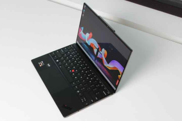 ThinkPad Z13'ün yukarıdan aşağıya görünümü.