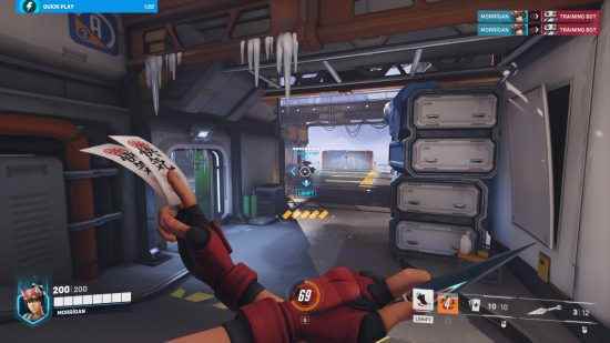 Overwatch 2 incelemesi: Göğsünde ninja yıldızları ve jetonları tutan bir kadın bir robota bakıyor