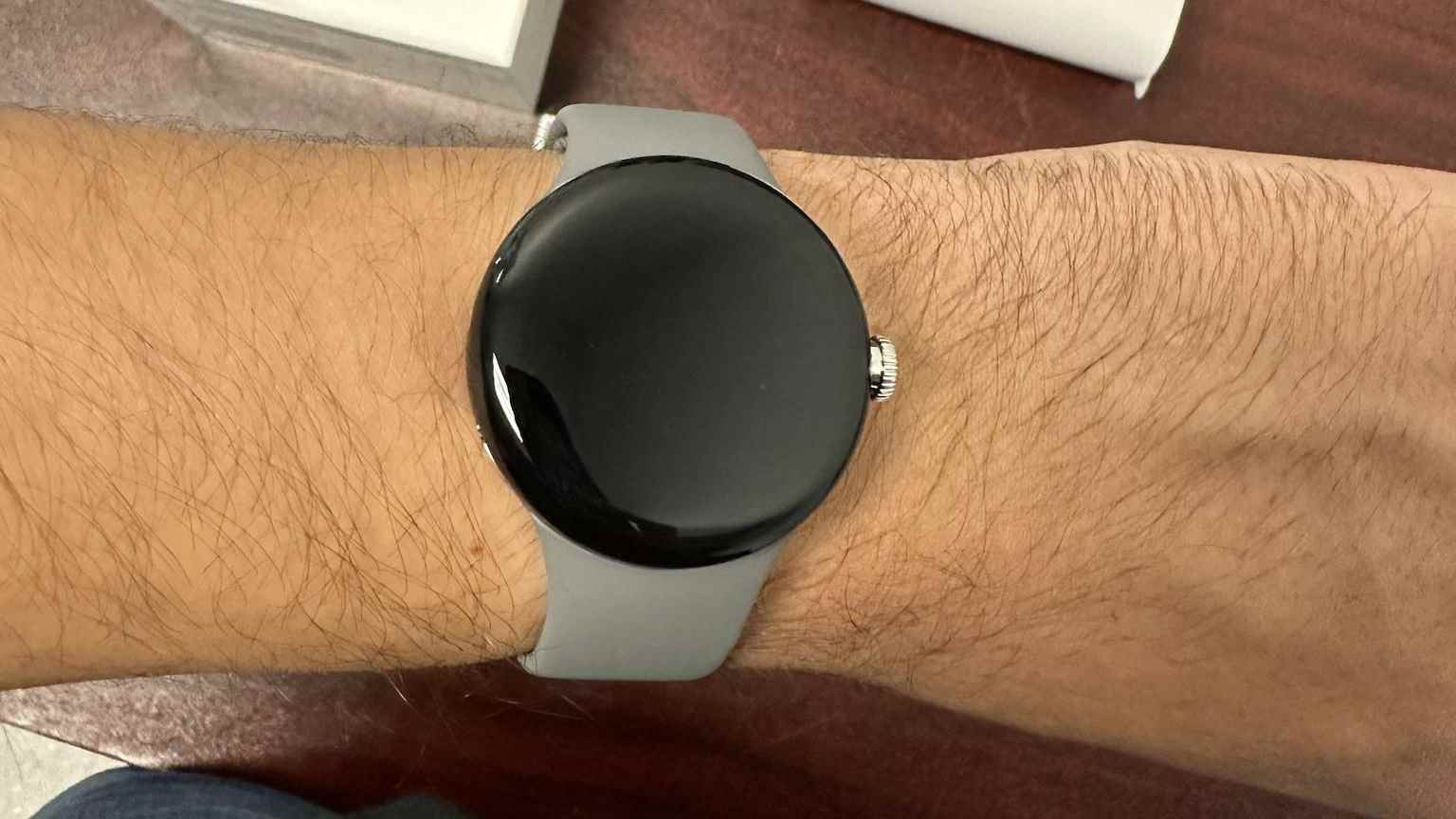 Google Pixel Watch'a benzeyen şeyin ön sürüm kutusundan çıkarılması