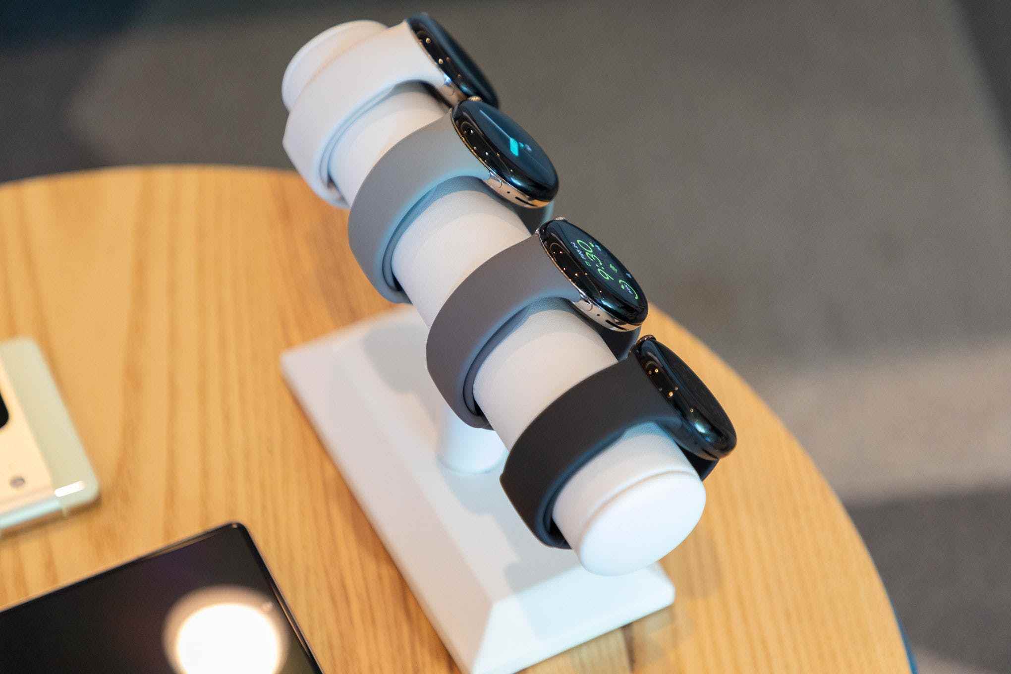 Pixel Watch dört paslanmaz çelik kaplamaya sahiptir ve saatin kubbeli tasarımı nedeniyle en çok yandan bakıldığında fark edilirler.
