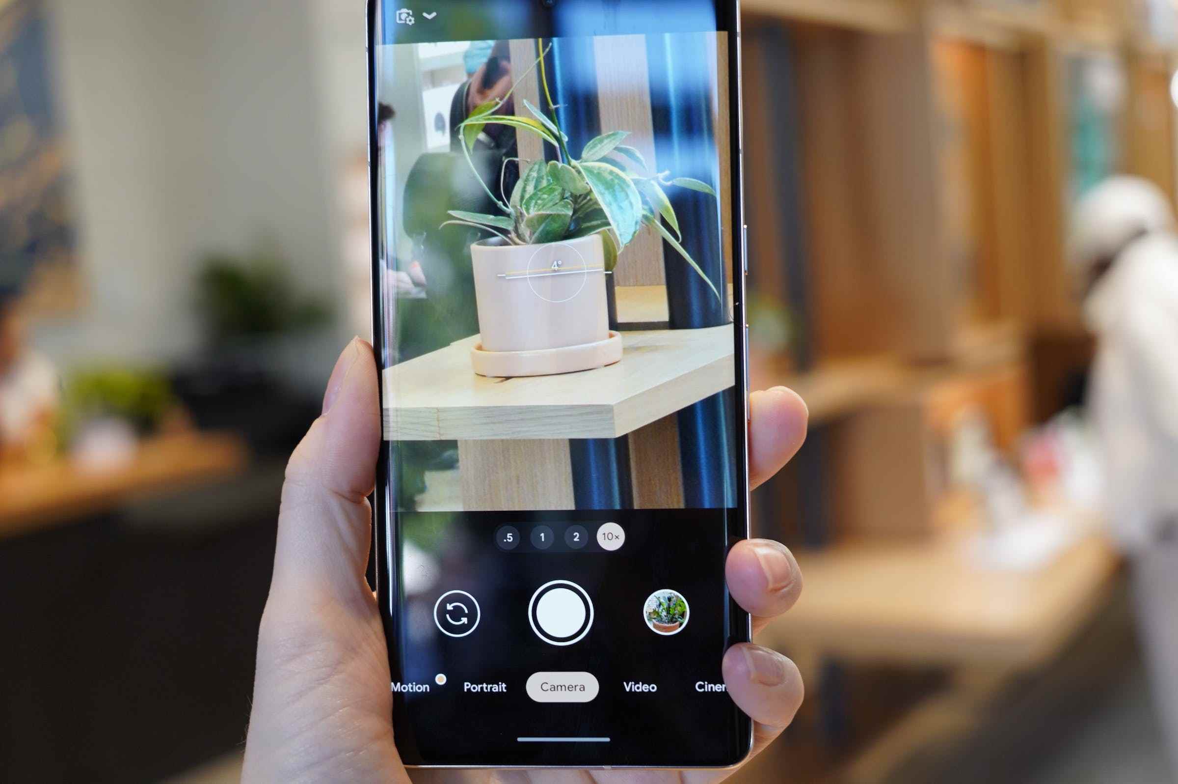 7 Pro, 48 megapiksel telefoto kamerasının sensörünü kullanan 10x kırpma modu içerir.