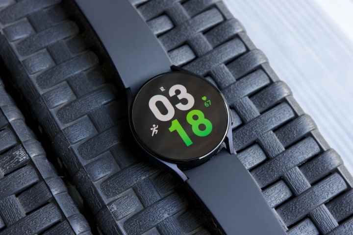 Bir sandalyede oturan Samsung Galaxy Watch 5.