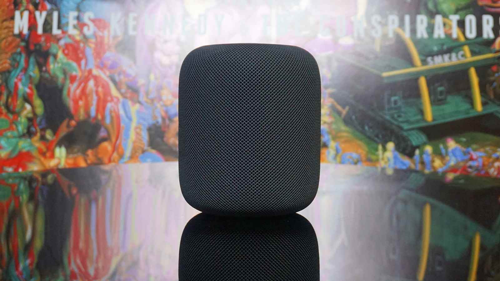 Gri renkte Apple HomePod