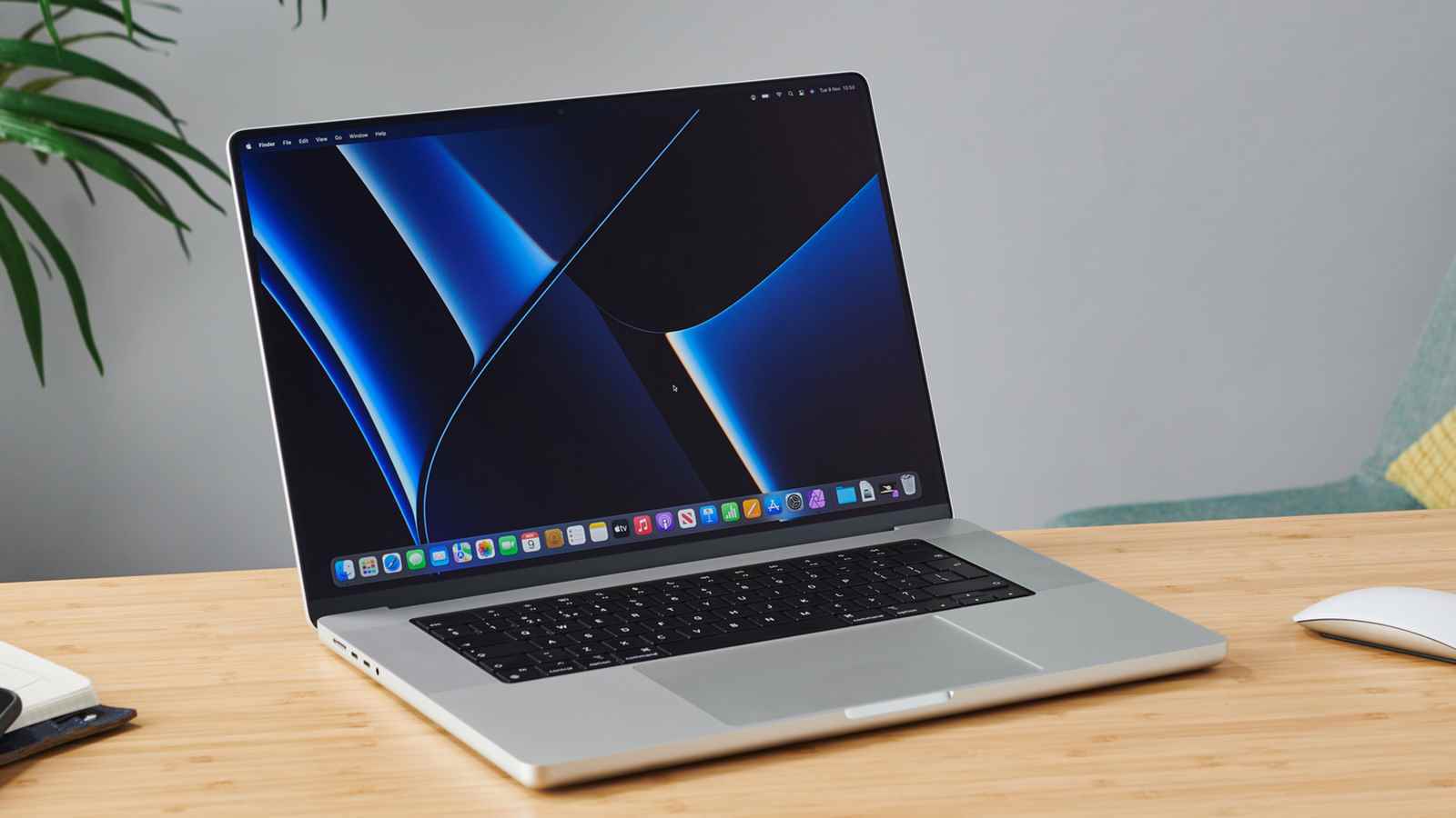 MacBook Pro 14 inç (2021) açılıp açılı olarak bakıyor