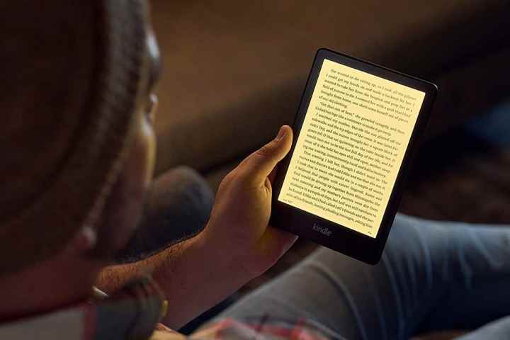 Amazon Kindle Paperwhite okuyan kişi.