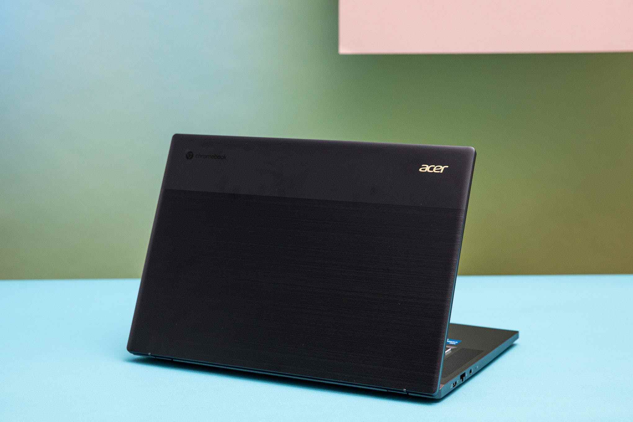 Acer Chromebook 516 GE, iki tonlu ekran kapağını göstererek kameradan uzaklaştı.  Çoğu fırçalanmış bir doku iken, bir şerit yumuşak bir dokunuşla anodize edilmiş gibi görünüyor.