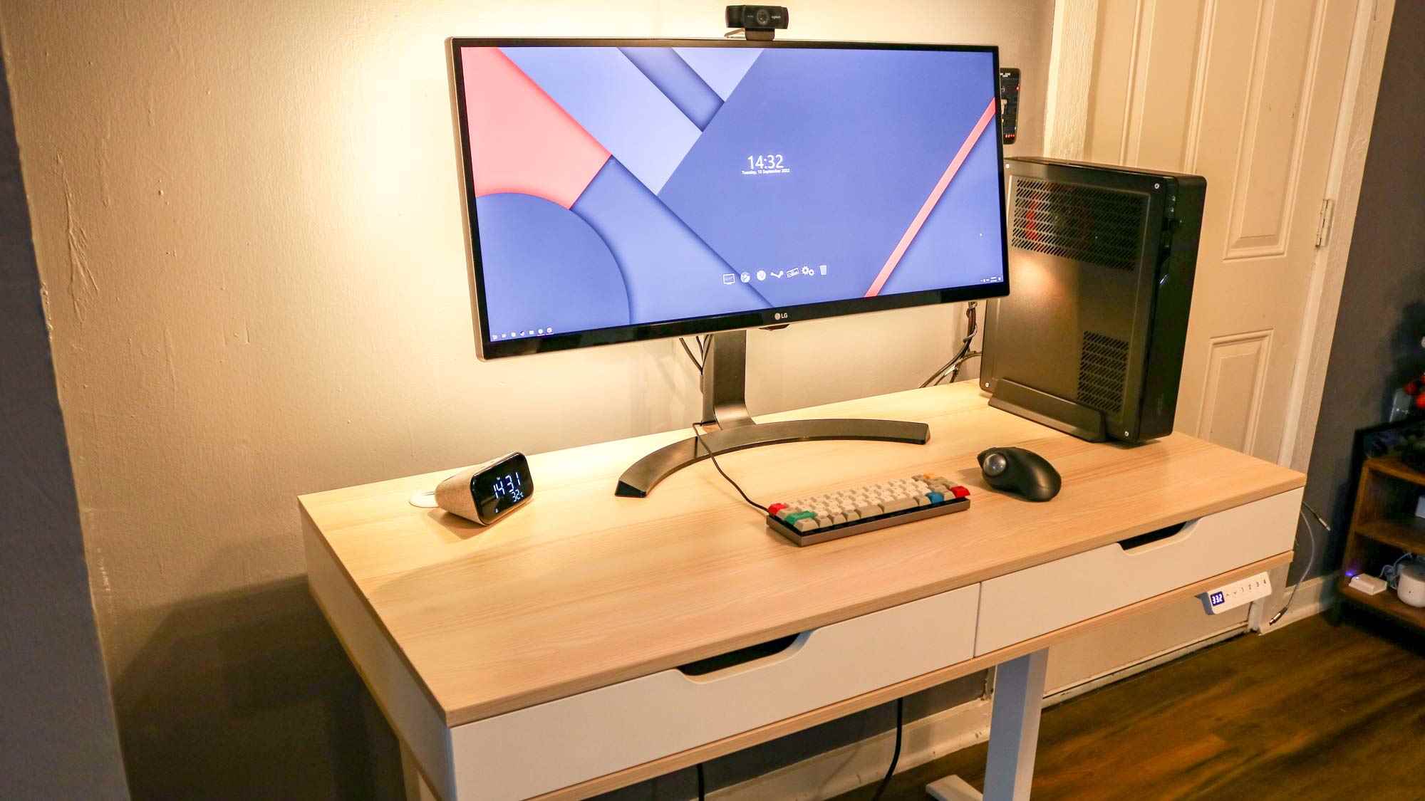 Realspace Akıllı Elektrikli Yüksekliği Ayarlanabilir Masa, masaüstü bilgisayar ve monitör ile