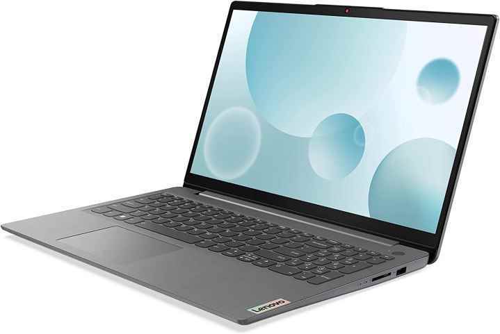 Beyaz bir arka plan üzerinde Lenovo IdeaPad 3i dizüstü bilgisayar.