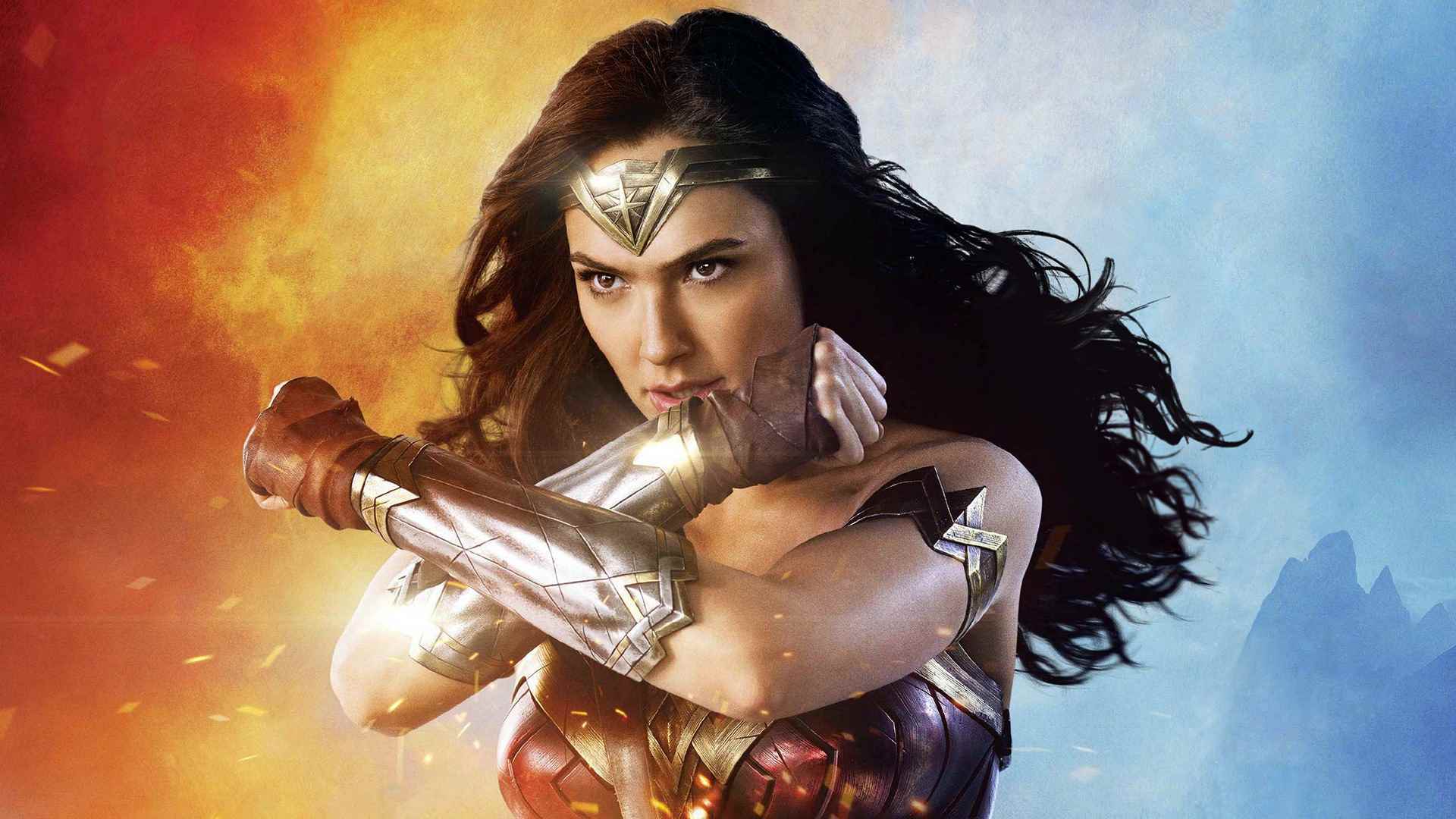 Wonder Woman, bir Wonder Woman 1984 tanıtım resminde ikonik pozunu oluşturmak için kollarını kavuşturuyor