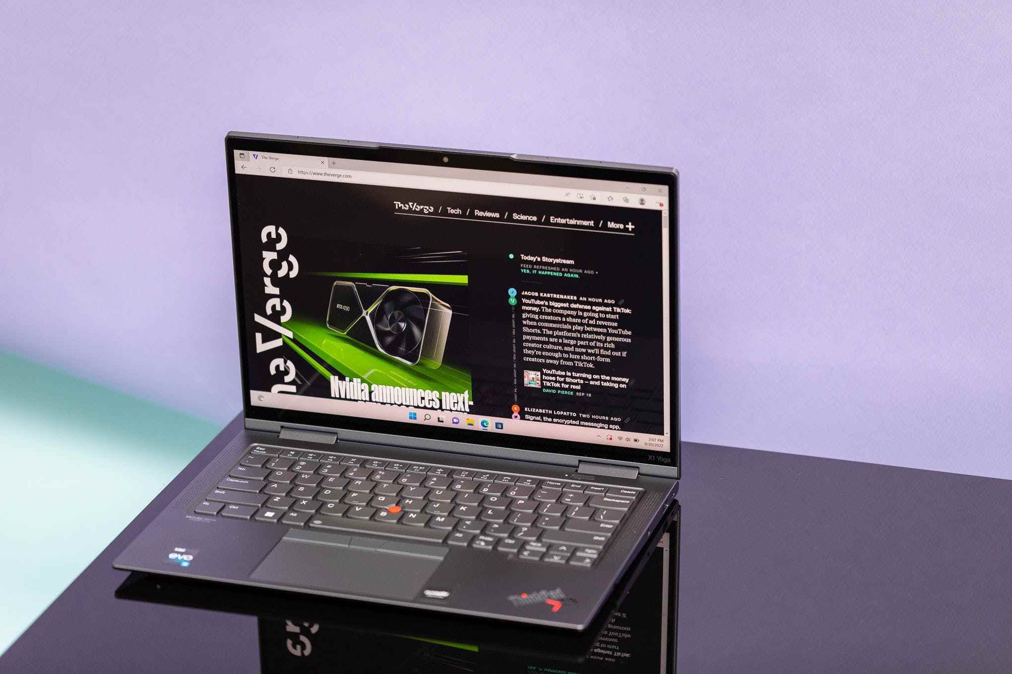 The Verge ana sayfasını görüntüleyen, yukarıdan görülen siyah bir tabloda Lenovo ThinkPad X1 Yoga Gen 7.
