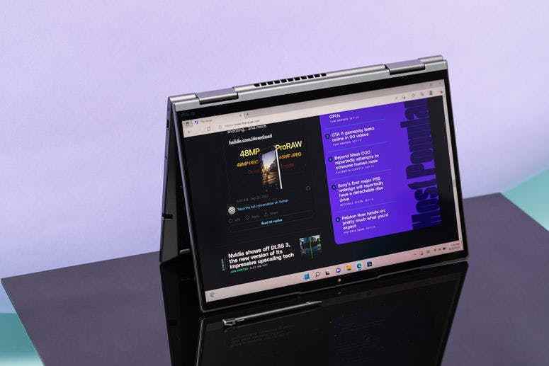 Verge ana sayfasını görüntüleyen tablet modunda Lenovo ThinkPad X1 Yoga Gen 7.