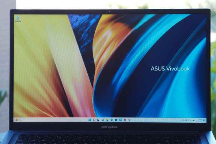 Ekranı gösteren Asus Vivobook 17X önden görünümü.