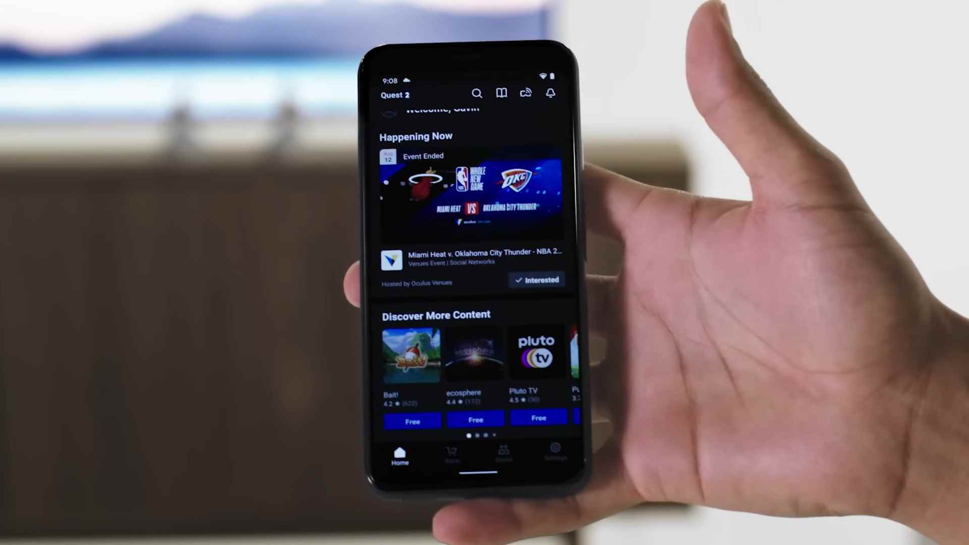 Oculus Quest 2 bir TV'ye nasıl bağlanır: Ekranda Meta uygulaması olan el ele tutuşan telefon
