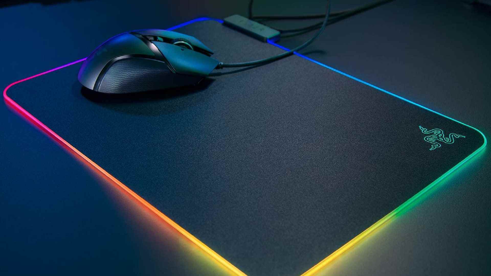 fare altlığı nasıl temizlenir: Üstte Razer fare bulunan Razer RGB fare altlığı