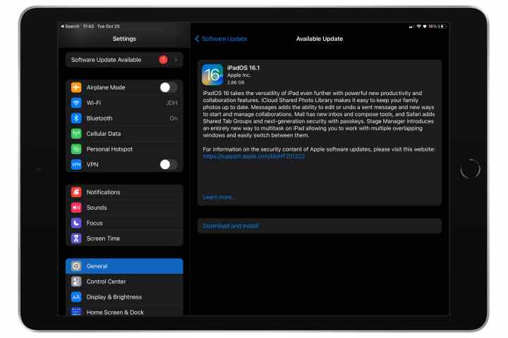 iPad'de iPadOS 16.1 Yazılım Güncelleme Ekranı.