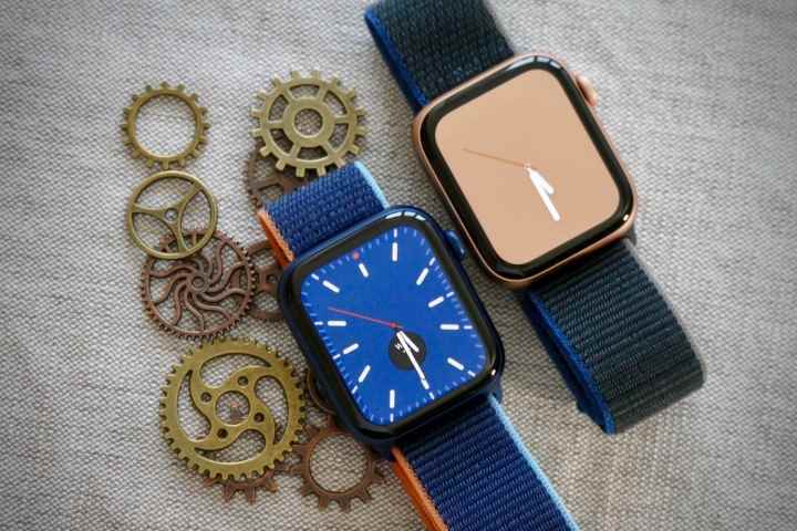 Apple Watch Series 6 ve Apple Watch SE yan yana.