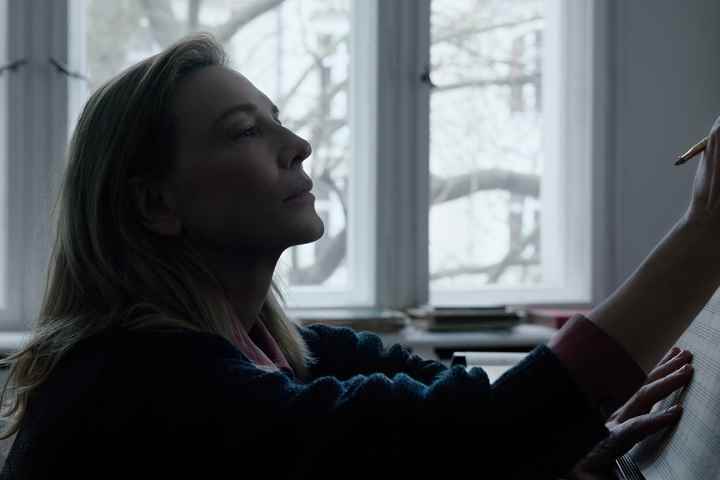 Cate Blanchett, TÁR'da bir müzik kağıdına yazıyor.