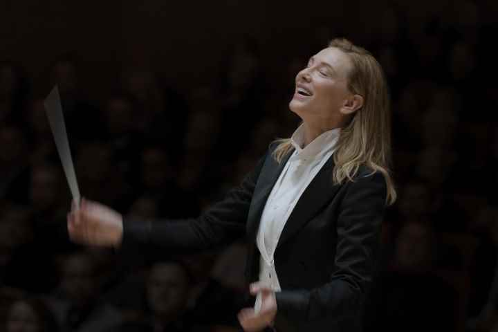 Cate Blanchett, TÁR'da takım elbise giyerken müzik yönetiyor.
