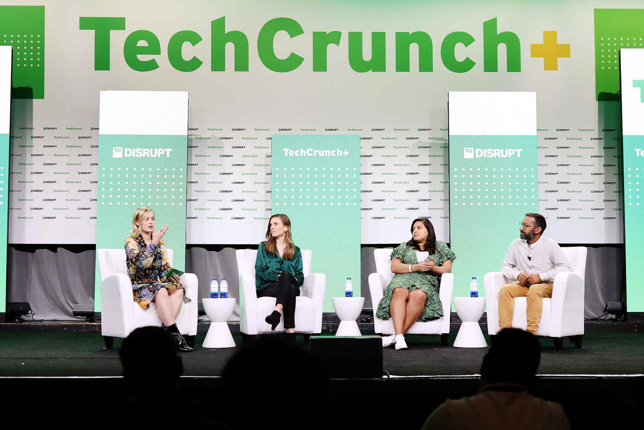 (LR) Becca Szkutak, Kıdemli Yazar, TechCrunch, Annie Case, Ortak, Kleiner Perkins, Jomayra Herrera, Ortak, Reach Capital ve Sheel Mohnot, Kurucu Ortak ve Genel Ortak, Better Tomorrow Ventures, 19 Ekim'de TechCrunch Disrupt 2022 sırasında sahnede konuşuyor, 2022, San Francisco, Kaliforniya'da.