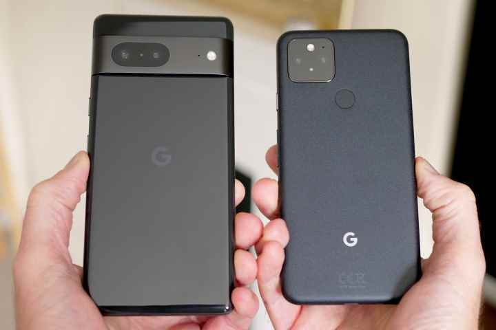 Birinin elinde tutulan Google Pixel 5 ve Pixel 7.