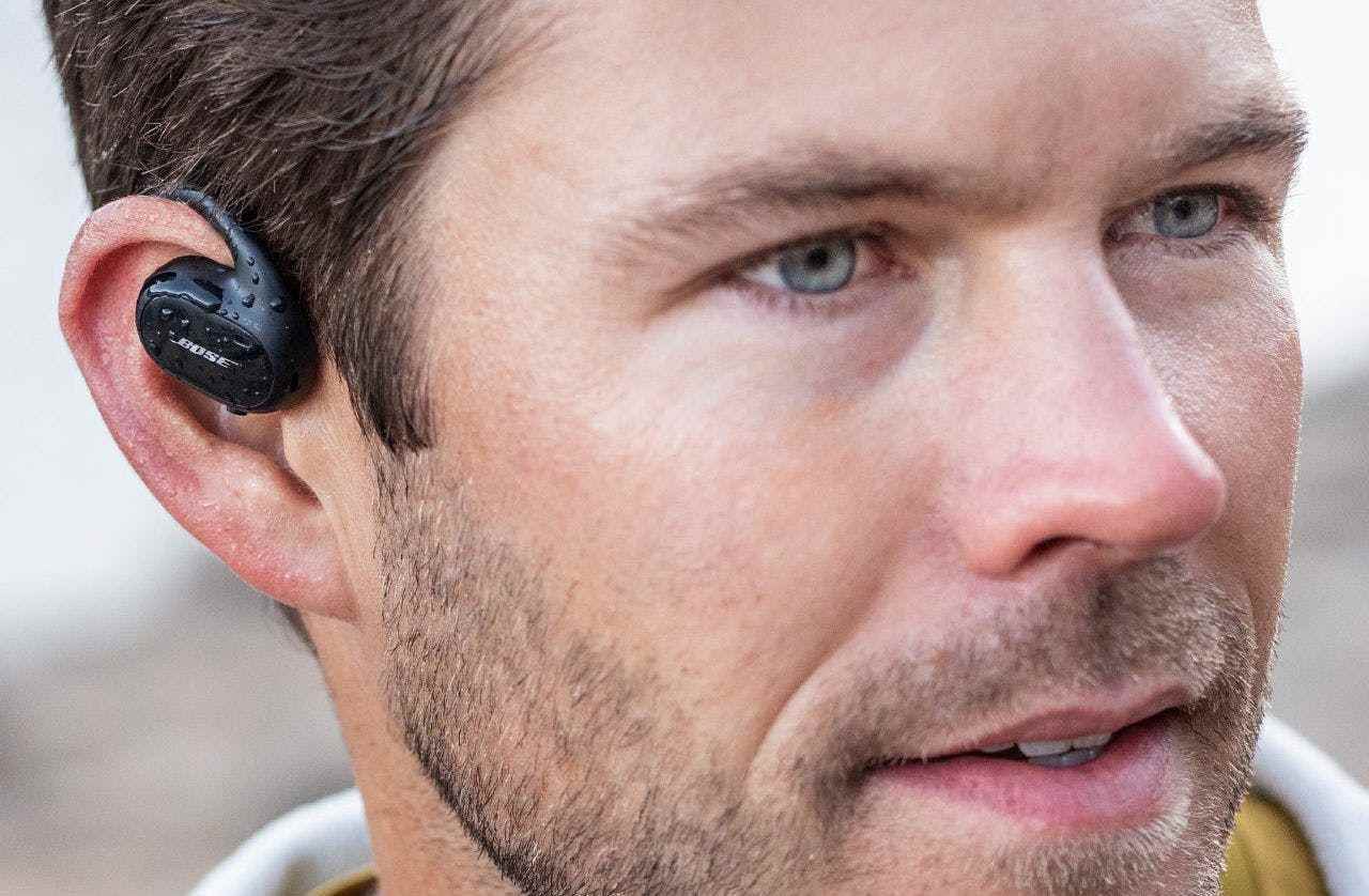 Bir adamın sağ kulağındaki Bose Sport Open Earbuds'ın bir görüntüsü.