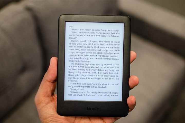 2019 Amazon Kindle bir okuyucunun elinde.