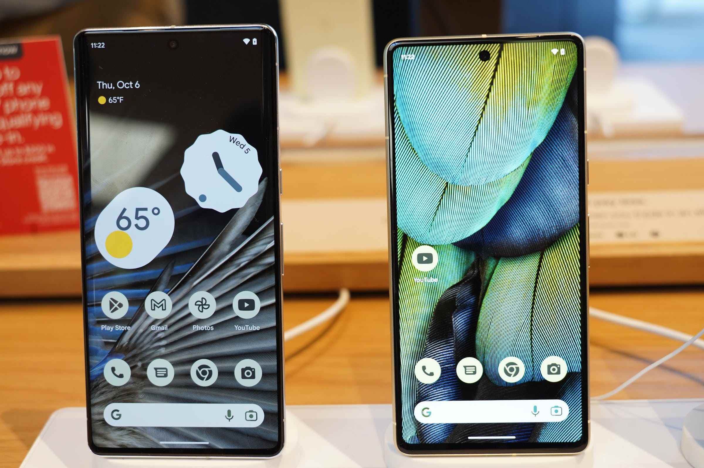 Pixel 7 Pro (solda) ve Pixel 7 (sağda).  Büyük telefonlar hala büyük.