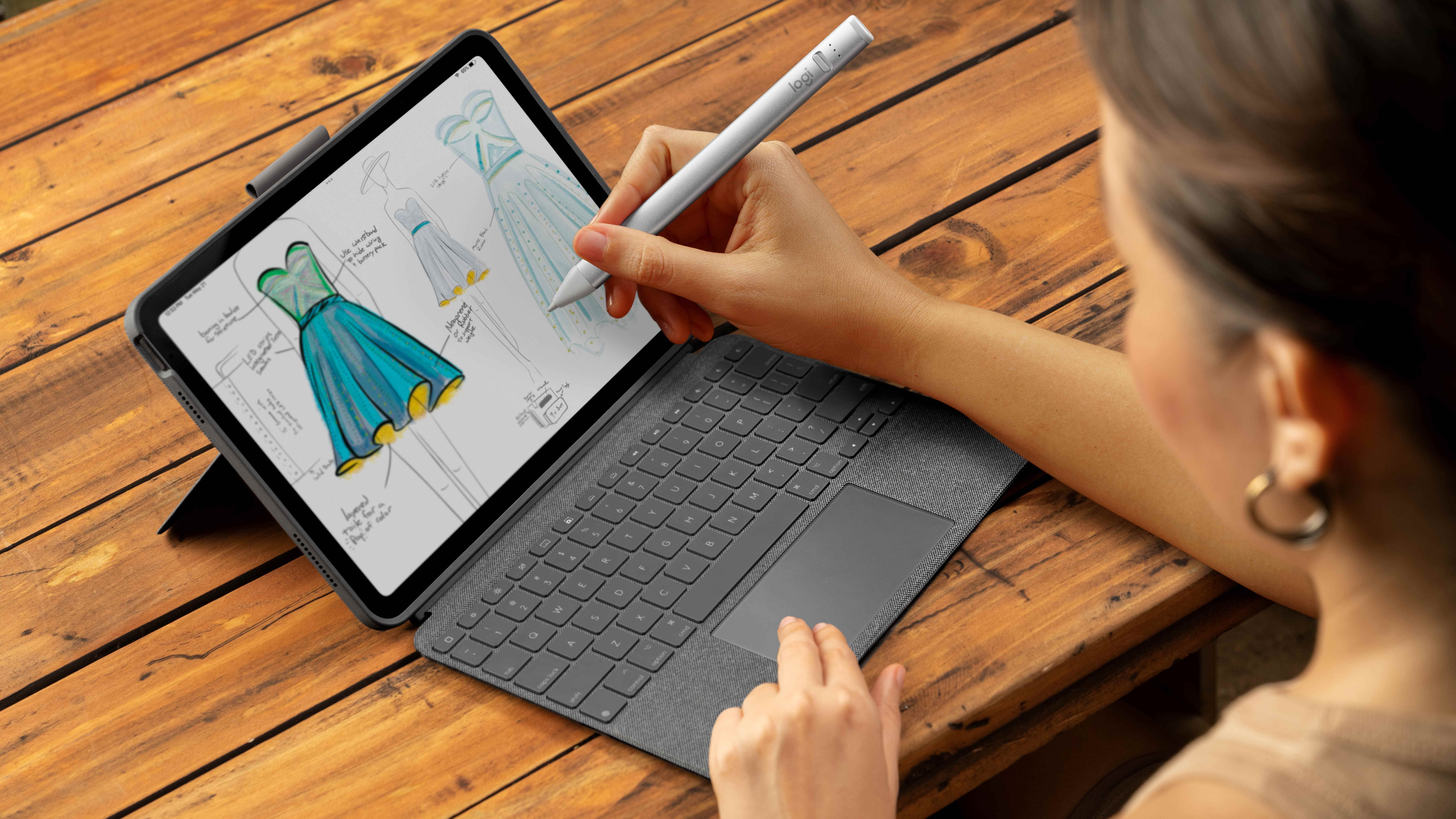 Bir elbise tasarımcısı tarafından iPad'de kullanılan Trackpad ve Logitech Crayon'lu Logitech Combo Dokunmatik Klavye Kılıfı.