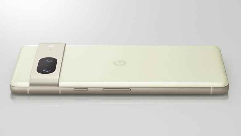 Limon otu renginde Google Pixel 7'nin arkası