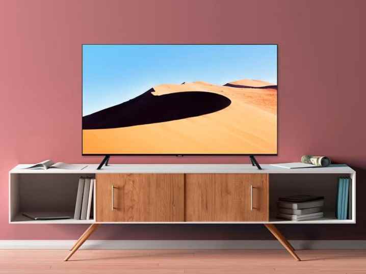 Oturma odasında Samsung 75 Class TU690T Serisi LED 4K UHD Smart Tizen TV.