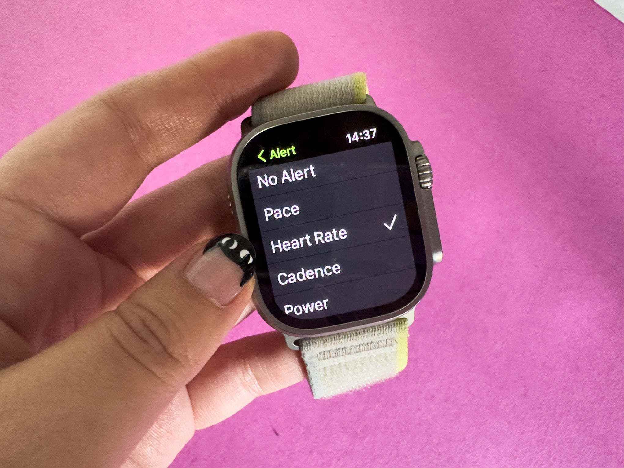 Apple Watch Ultra'daki özel Outdoor Run antrenman ekranındaki uyarı türleri