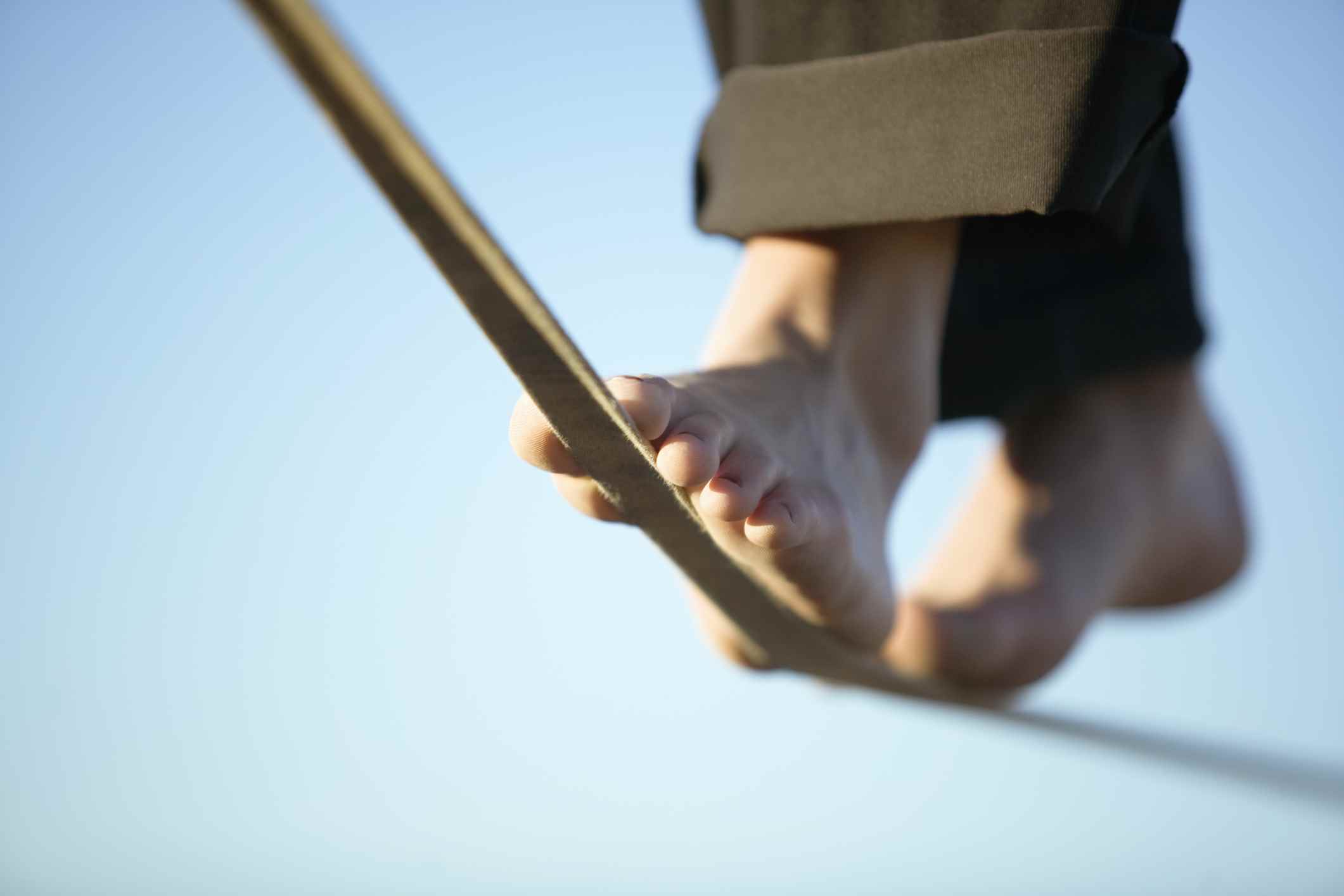 Çıplak ayakla slacklining kadın;  cambazın yürüdüğü ip