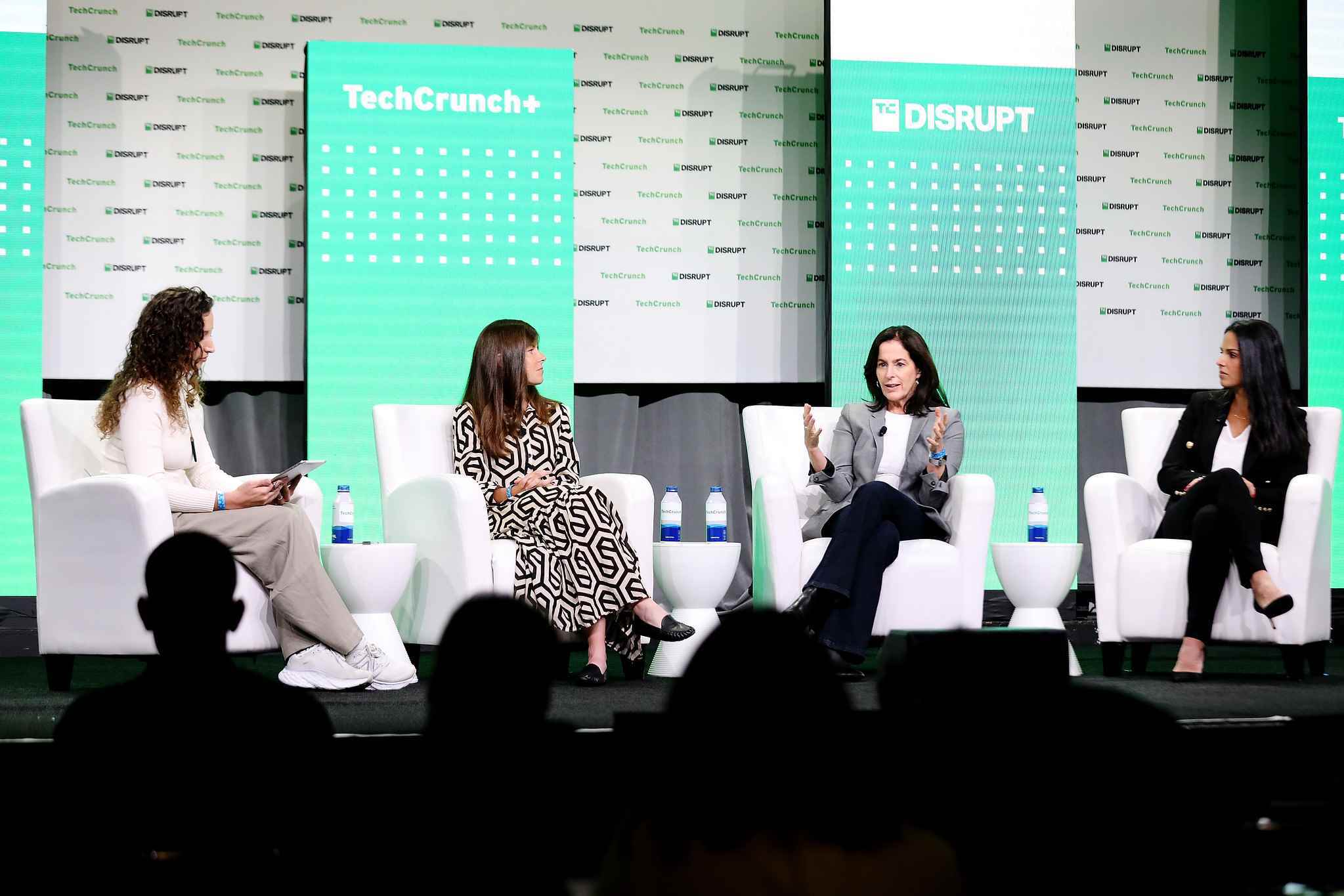 TechCrunch'tan Rebecca Bellan;  melek yatırımcı Allison Barr Allen, Trail Run Capital'den;  WorkBoard'ın kurucu ortağı ve CEO'su Deidre Paknad;  ve MURAL'in genel müdürü Adriana Roche, TechCrunch Disrupt 2022 sırasında sahnede konuşuyor.