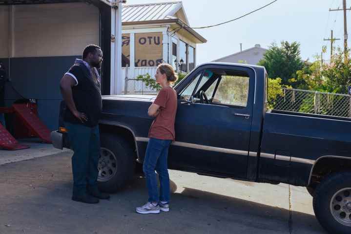 Brian Tyree Henry ve Jennifer Lawrence, Causeway'de bir kamyonun yanında duruyor.