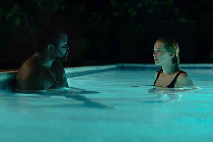 Brian Tyree Henry ve Jennifer Lawrence, Causeway'de bir havuzda birbirlerine bakıyorlar.