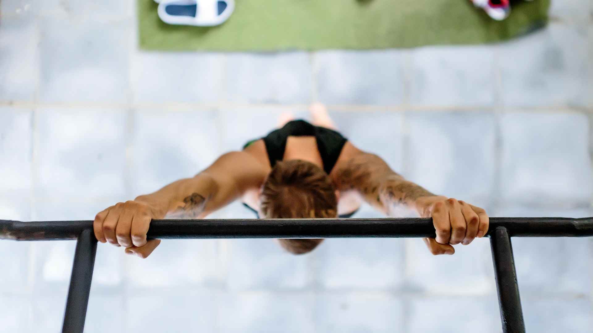 Üstten tutuş kullanarak pull-up yapan adam