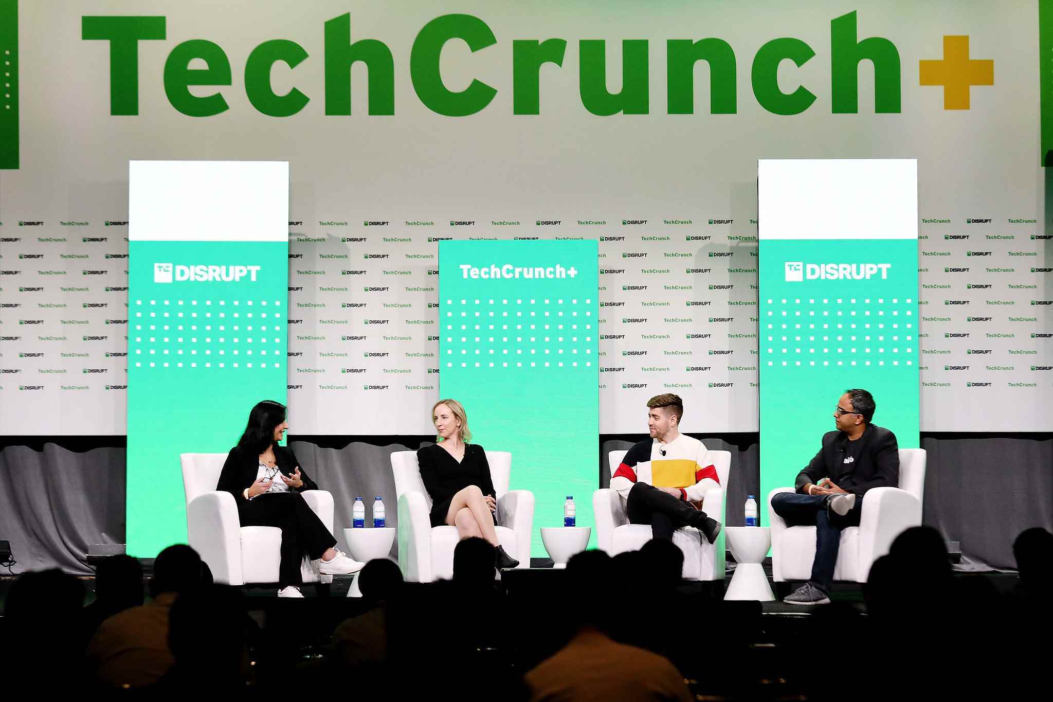 TechCrunch'tan Mary Ann Azevedo;  Ruth Foxe Blader, Anthemis'in ortağı;  Ramp'ın kurucu ortağı ve CEO'su Eric Glyman;  ve Airbase'in kurucusu ve CEO'su Thejo Kote, TechCrunch Disrupt 2022 sırasında sahnede konuşuyor.