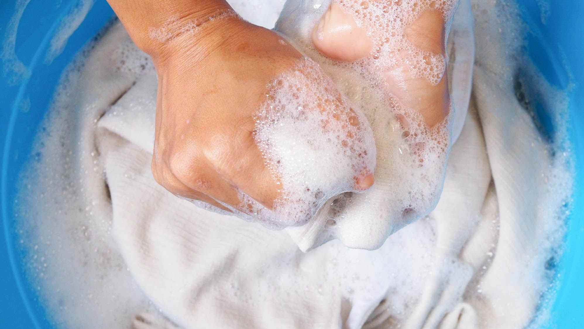 Sabunlu suda el yıkama kaşmir
