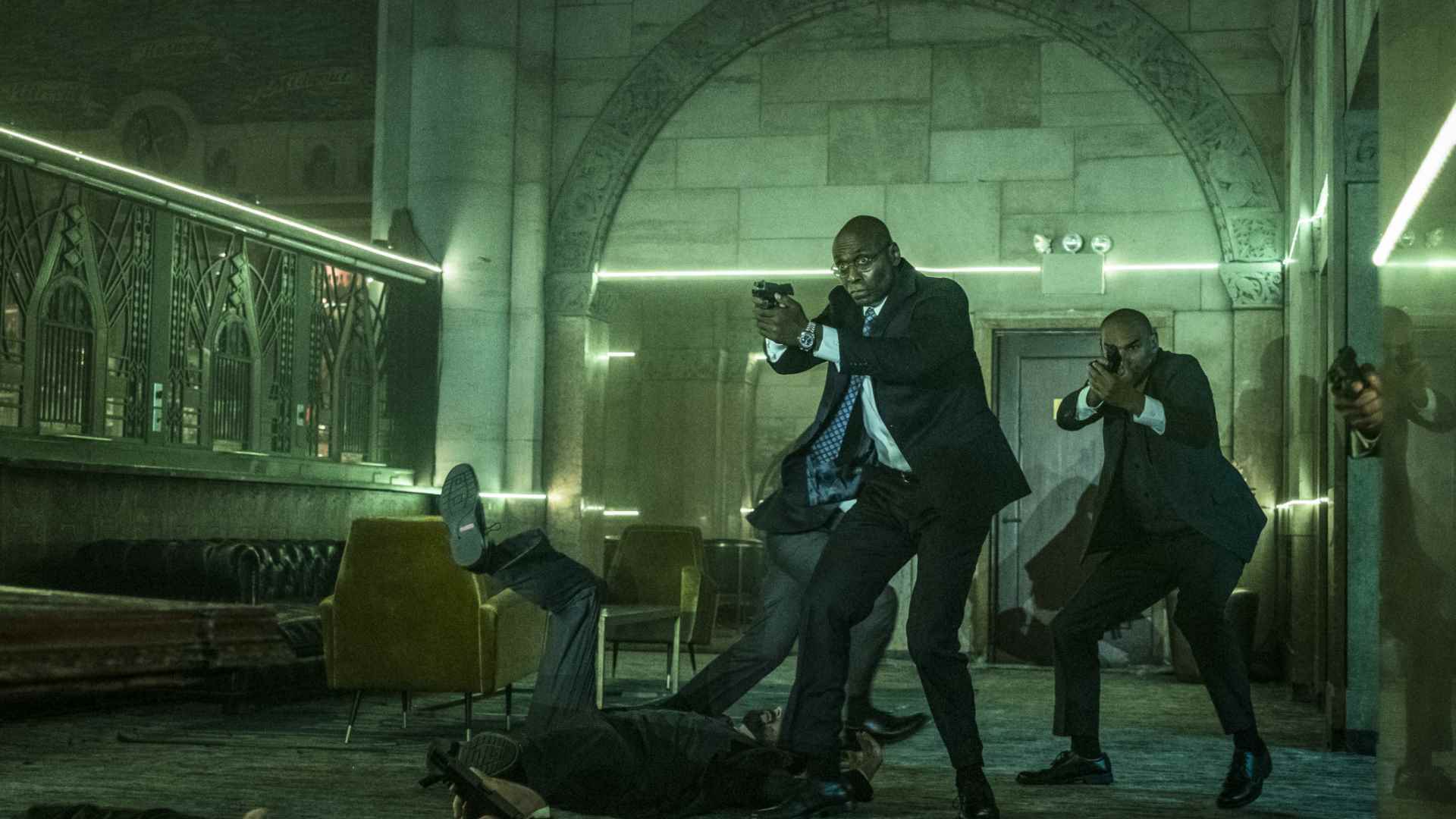 Charon, John Wick 2'deki diğer suikastçıların yanında silahını çekiyor